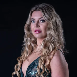 look de noche sofisticado con acabado luminoso para eventos