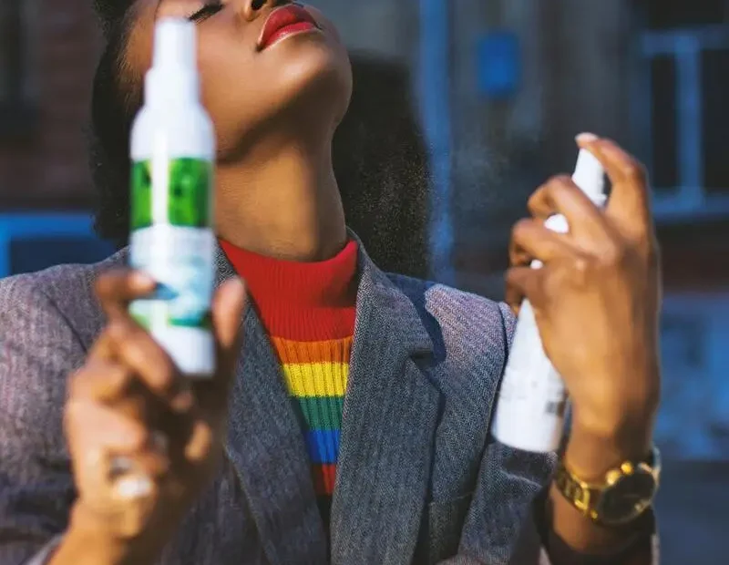 mujer-aplicando-espray-fijador-a-la-cara