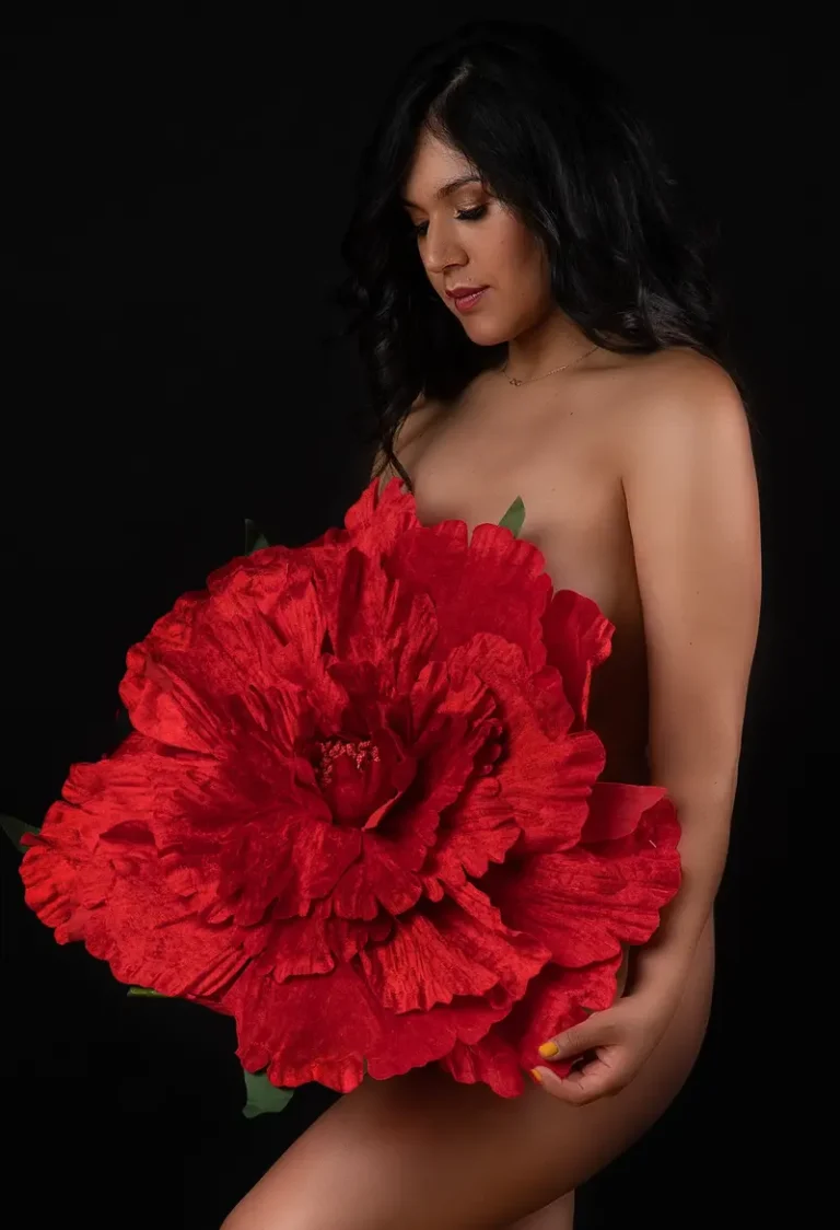 mujer-embarazada-con-vestido-de-flor-rojo